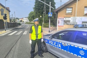 Na zdjęciu widzimy policjanta w czasie zabezpieczenia Procesji Bożego Ciała