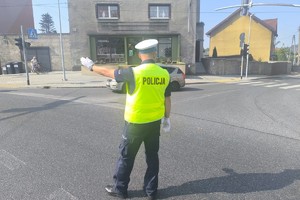 Na zdjęciu widzimy policjanta w czasie zabezpieczenia Procesji Bożego Ciała