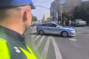 Na zdjęciu widzimy policjanta w czasie zabezpieczenia Procesji Bożego Ciała