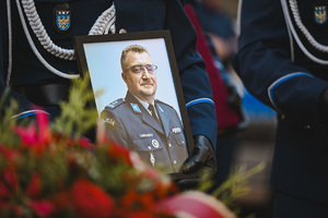 Na zdjęciu widzimy ceremonię pogrzebu Komendanta Powiatowego Policji w Bieruniu młodszego inspektora Dariusza Waligóry
