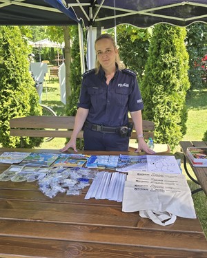 Na zdjęciu widzimy profilaktykę na pikniku nad zalewem