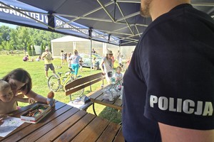 Na zdjęciu widzimy profilaktykę na pikniku nad zalewem