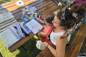 Na zdjęciu widzimy profilaktykę przeprowadzoną przez bieruńskich mundurowych na pikniku nad zalewem