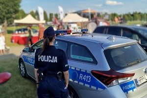 Na zdjęciu widzimy policjantkę oraz radiowóz z czasie zabezpieczenia