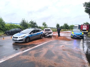 Na miejscu widzimy miejsce zdarzenia drogowego