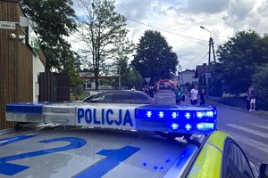 Na zdjęciu widzimy policjanta w czasie zabezpieczenia biegu