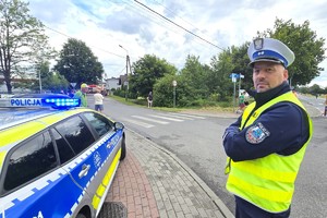 Na zdjęciu widzimy policjanta w czasie zabezpieczenia biegu
