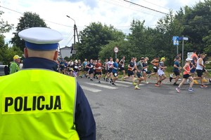 Na zdjęciu widzimy policjanta w czasie zabezpieczenia biegu