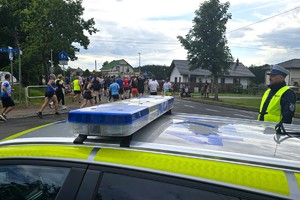 Na zdjęciu widzimy policjanta w czasie zabezpieczenia biegu