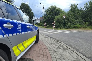 Na zdjęciu widzimy policjanta w czasie zabezpieczenia