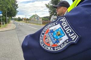 Na zdjęciu widzimy policjanta w czasie zabezpieczenia