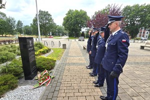 Na zdjęciu widzimy składania kwiatów pod Obeliskiem