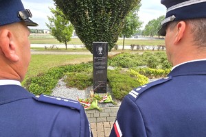 Na zdjęciu widzimy oddanie honoru przed Obeliskiem