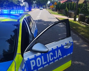 Na zdjęciu widzimy policjanta w czasie zabezpieczenia