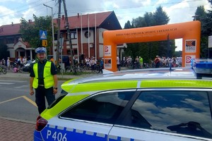 Na zdjęciu widzimy policjanta w czasie zabezpieczenia