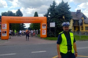 Na zdjęciu widzimy policjanta w czasie zabezpieczenia
