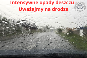 Na zdjęciu widzimy deszcz na szybie samochodu oraz napis Intensywne opady deszczu - Uważajmy na drodze