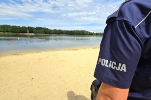 Na zdjęciu widzimy dzielnicową w czasie profilaktyki nad zbiornikiem wodnym Łysina