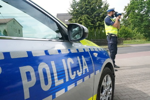 Na zdjęciu widzimy policjanta