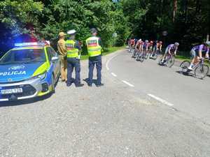 Na zdjęciu widzimy policjantów w czasie zabezpieczenia V etapu 82. Tour de Pologne