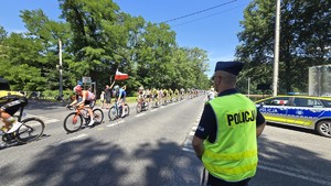 Na zdjęciu widzimy policjantów w czasie zabezpieczenia V etapu 82. Tour de Pologne