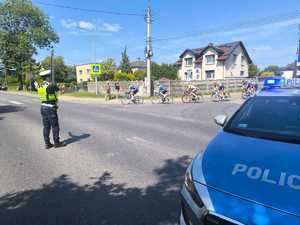 Na zdjęciu widzimy policjantów w czasie zabezpieczenia V etapu 82. Tour de Pologne