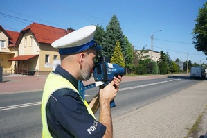 Na zdjęciu widzimy policjanta