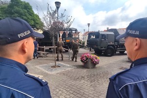 Na zdjęciu widzimy policjantów oraz żołnierzy