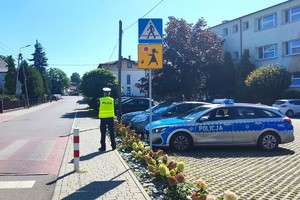 Na zdjęciu widzimy policjanta w rejonie szkoły