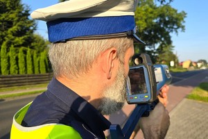 Na zdjęciu widzimy policjanta w czasie działań