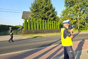 Na zdjęciu widzimy policjanta w czasie działań