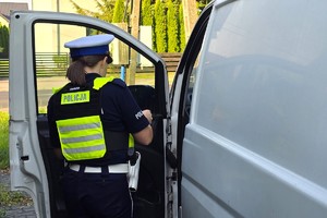 Na zdjęciu widzimy policjantkę w czasie działań