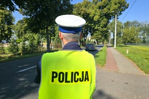 Na zdjęciu widzimy policjanta w czasie działań