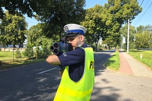 Na zdjęciu widzimy policjanta w czasie działań
