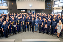 Na zdjeciu widzimy policjantow