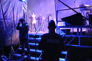 Na zdjęciu widzimy policjanta w czasie zabezpieczenia