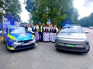 Na zdjęciu widzimy policjanta w czasie zabezpieczenia