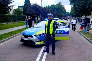 Na zdjęciu widzimy policjanta w czasie zabezpieczenia