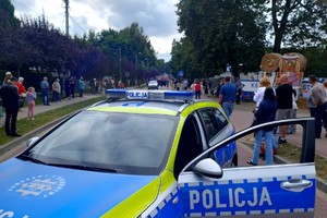 Na zdjęciu widzimy policjanta w czasie zabezpieczenia
