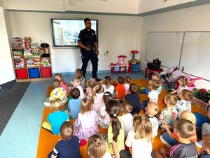 Na zdjęciu widzimy policjanta w czasie profilaktyki