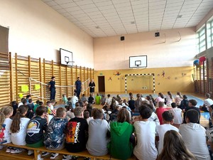 Na zdjęciu widzimy policjanta w czasie profilaktyki