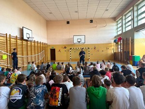 Na zdjęciu widzimy policjanta w czasie profilaktyki