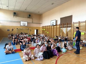 Na zdjęciu widzimy policjanta w czasie profilaktyki