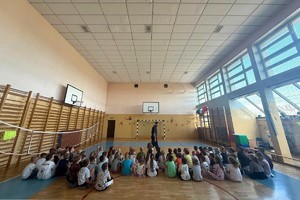 Na zdjęciu widzimy policjanta w czasie profilaktyki