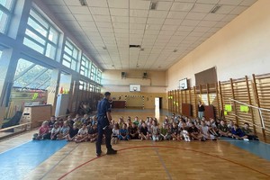 Na zdjęciu widzimy policjanta w czasie profilaktyki