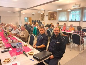 Na zdjęciu widzimy policjanta w czasie profilaktyki