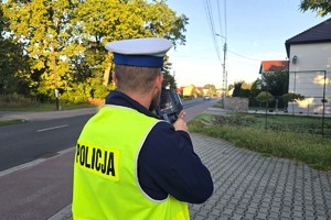 Na zdjęciu widzimy policjanta w czasie działań prędkość