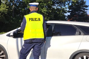 Na zdjęciu widzimy policjanta w czasie działań prędkość