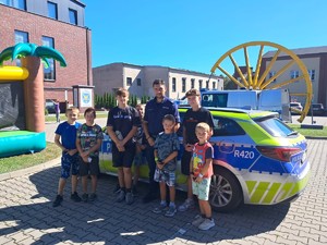 Na zdjęciu widzimy policjanta oraz dzieci