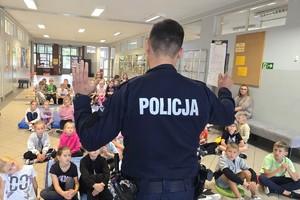 Na zdjęciu widzimy policjanta w czasie pogadanki z uczniami